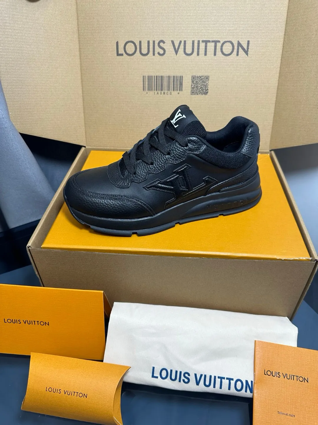Factory price: 700💰🌈LV | Louis Vuitton 2025𝐬𝐬 🧡💚2025 spring and summer new style top version‼ ️The original version is the same. The counter focuses on the latest casual shoes and new hard goods🆕 ❥Purchasing agent level! Full of high-end feel! A popular model among bloggers at home and abroad, it’s retro and fashionable, and looks stunning on your feet! Wear a lot of happiness! The official website's main recommendation★ ━━━━━ ЅᏇєєt ━━━━━ ▪️Upper: Original custom-made imported calfskin fabric ▪️Inner: breathable gauze imported from Italy ▪️Outsole: rubber foam ➕t men's men's shoes 💰u high-end outsole ▪️Color: nine colors available ▪️Shoe size: 35-44, (45, 46 customized)